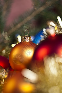 与圣诞节时间和圣诞树有关的乳房和礼物照片图片