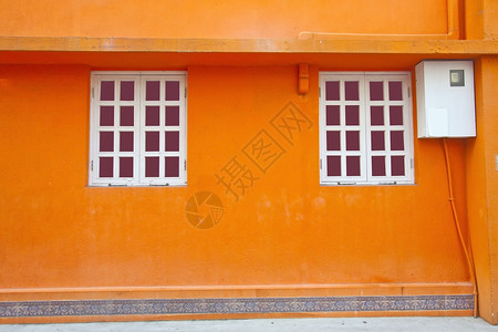 橙色背景中的老式墙壁和窗户图片