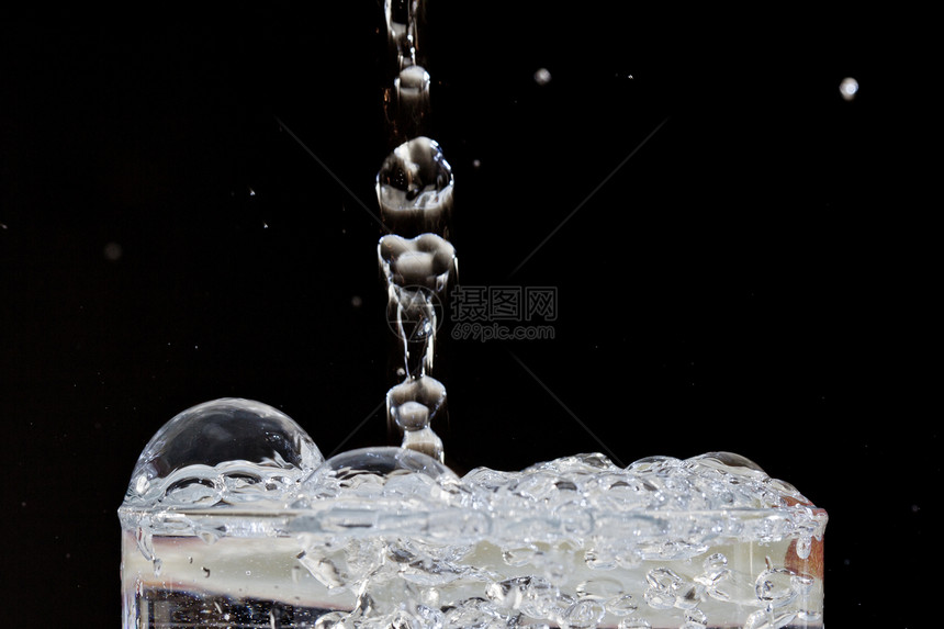 水滴入一杯水中形成气泡图片