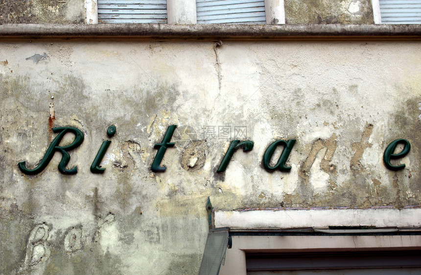 一座意大利餐馆的废旧老古图片