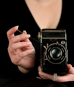 一个女人拿着的老式相机背景图片