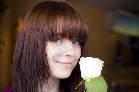 闻玫瑰花香的少女背景图片