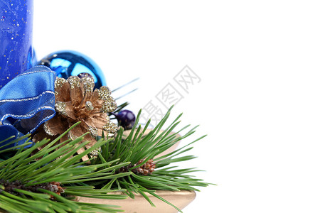 蓝色圣诞节装饰品有松锥和树枝白色图片