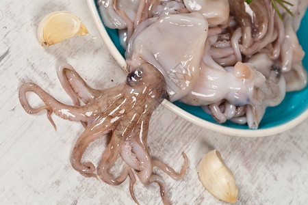 新鲜的生章鱼准备煮熟图片