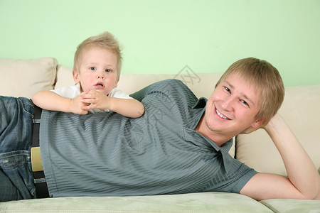 沙发上的儿子和父亲图片