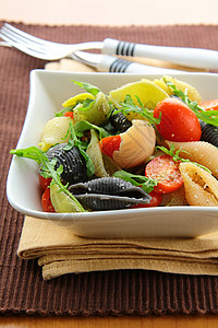 意大利风格的意大利面沙拉配西红柿和芝麻菜图片
