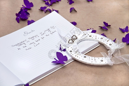 带幸运马蹄和紫蝴蝶的开放婚纱来宾背景为高清图片