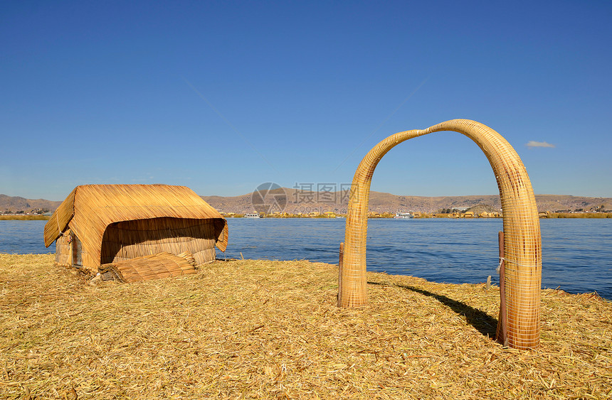 世界上最高可通航湖的乌鲁斯浮岛上的芦苇屋和拱门图片