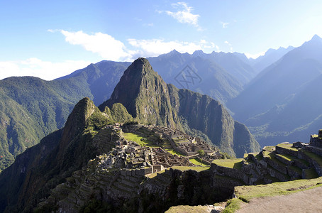 怀纳比丘山MachauPichu全景与秘鲁的HuaynaPicchu雨林背景
