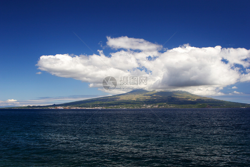海上皮科火山的景色图片