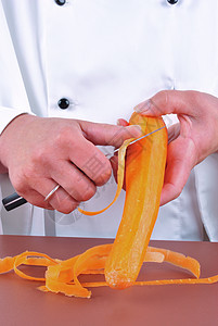 女厨师用菜刀切胡萝卜图片