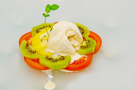 新鲜的冰淇淋配上白色背景的猕猴桃菠萝和番茄图片