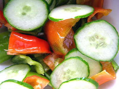 绿色沙拉加咸菜和蔬菜图片