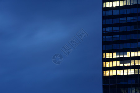 黄昏时现代办公楼图片