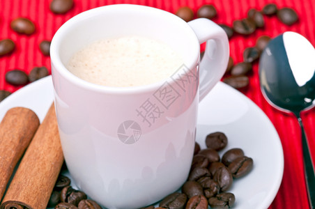 咖啡杯加肉桂咖啡粒图片