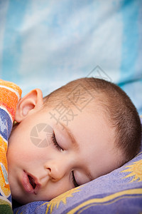睡在床上的婴儿的肖像图片