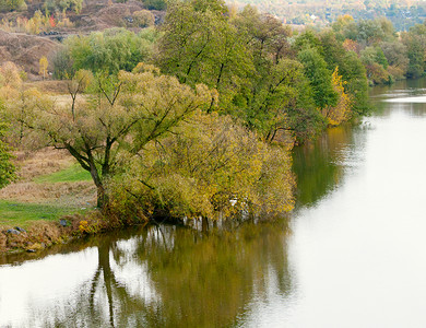 秋天的河流景观与树木图片