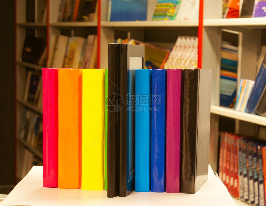 书店中彩色书籍和电子图书图片