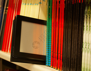 架子上彩色书籍和电子图书背景图片