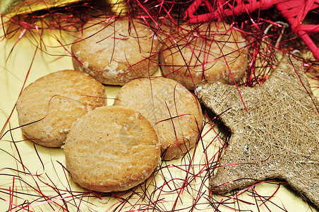 西班牙典型的圣诞节糕点配有圣诞装饰品图片