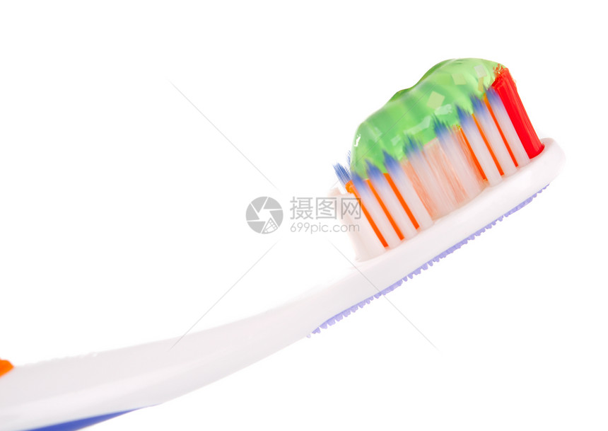 白色背景中带牙膏的牙刷图片
