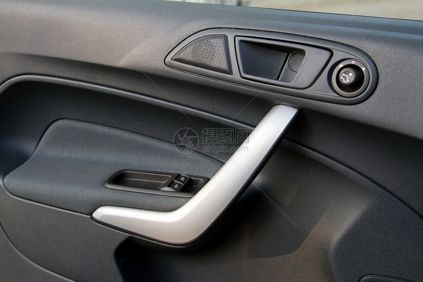 现代汽车中的车门控制旋钮图片