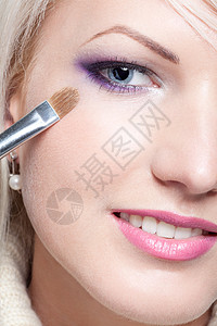 化妆师应用美丽的化妆眼影图片