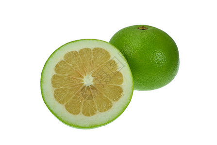 整个绿色葡萄柚在白色背景上减半图片