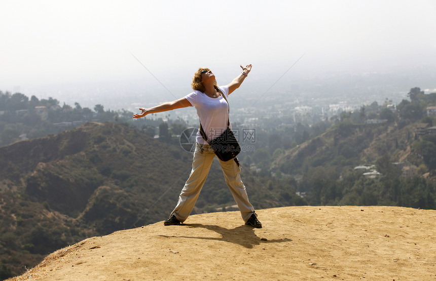 女人洛杉矶背景上好莱坞山上的游客图片