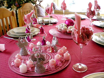 盛装粉红色的彩色床桌图片