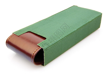 绿色封面中的孤立棕色笔盒背景图片