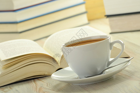 桌上有书和咖啡的作文图片