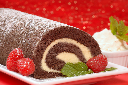 美味的圣诞布切德诺埃尔蛋糕配有草莓图片