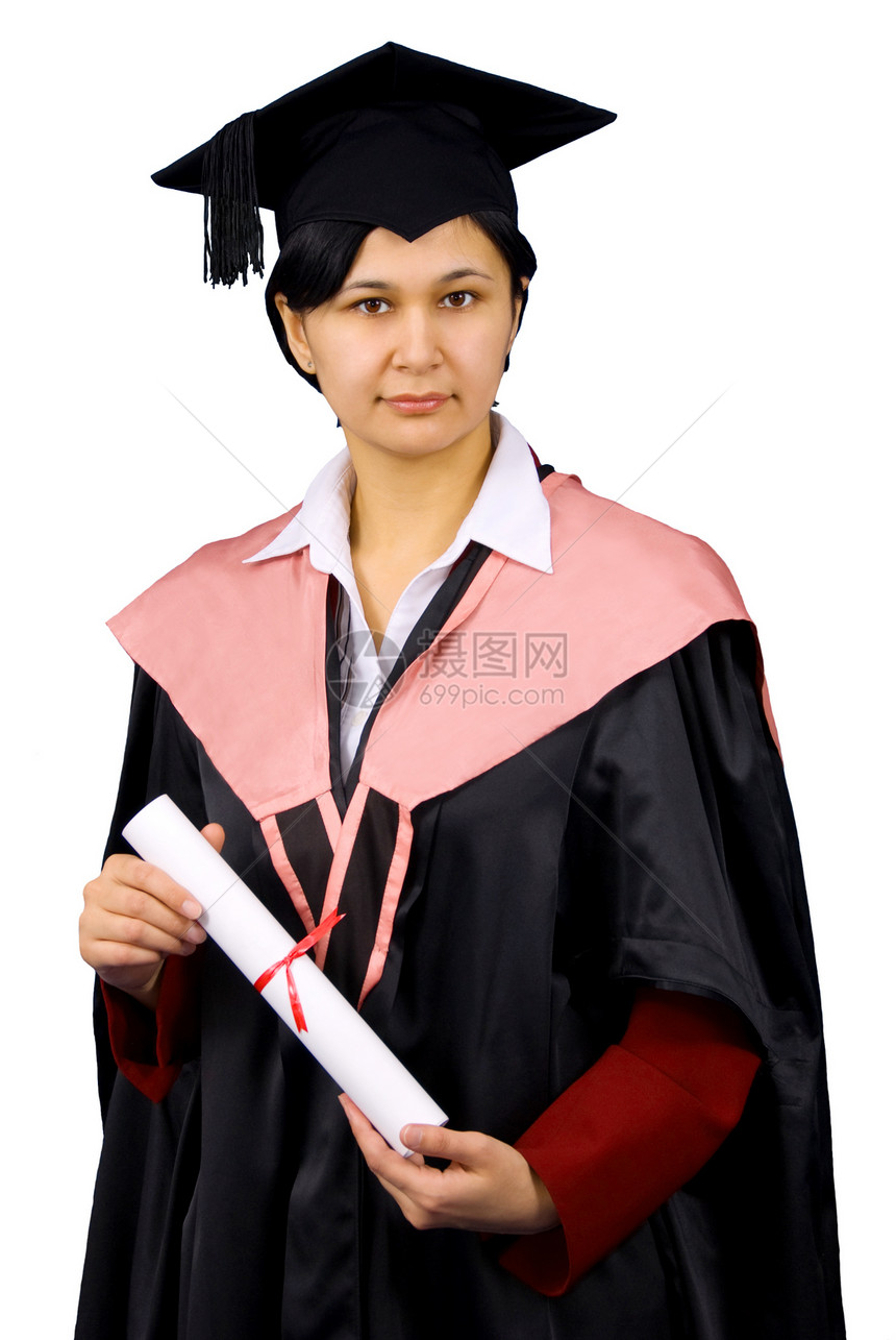 身着黑色毕业礼服的年轻女子持有学位证书图片