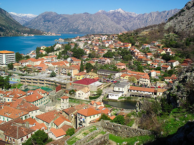 黑山科托尔湾和科托尔镇全景美丽的景色与红色的屋图片