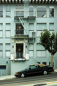 在旧金山的街道上有一座绿色建筑和一图片