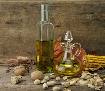 木制背景上的食用油和秋季物品图片