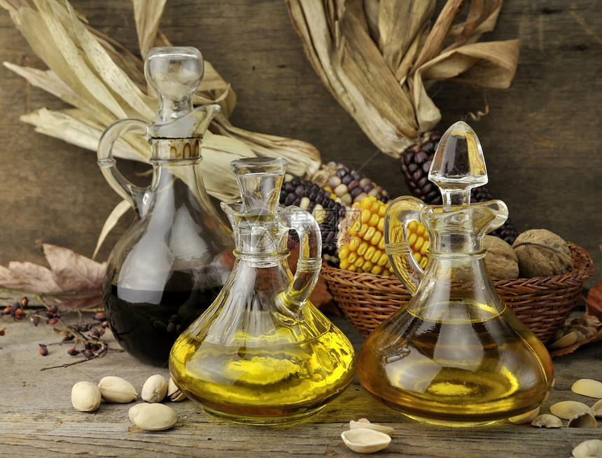 木背景上的食用油醋和秋季物品图片