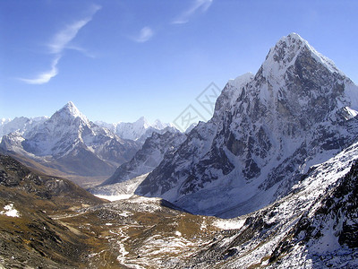 尼泊尔喜马拉雅山的白雪皑的山峰图片