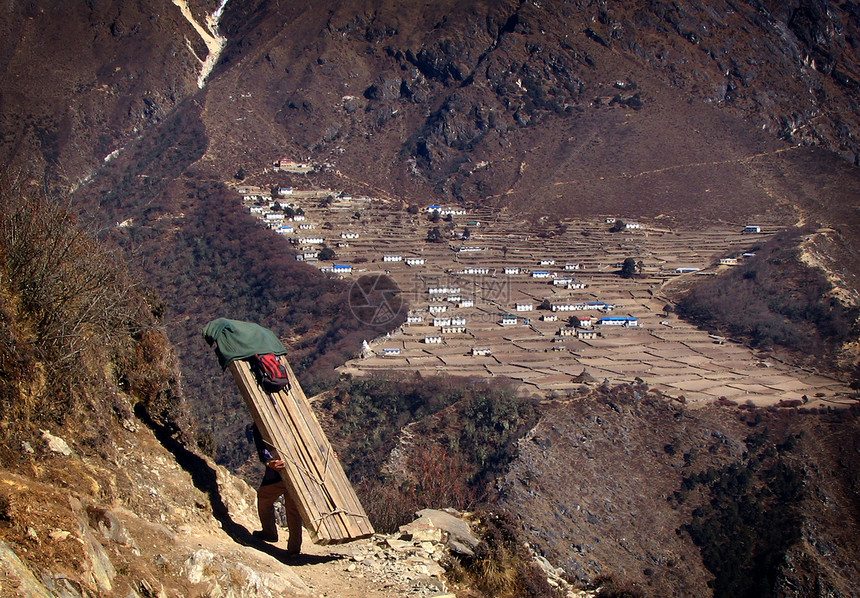 人类在尼泊尔喜马拉雅山上一个陡峭的斜坡上图片