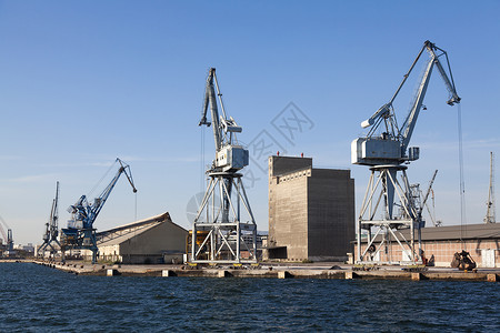 塞萨洛尼基港商业区的大型起重机在产图片