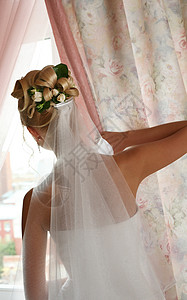 窗边的新娘期待新郎图片