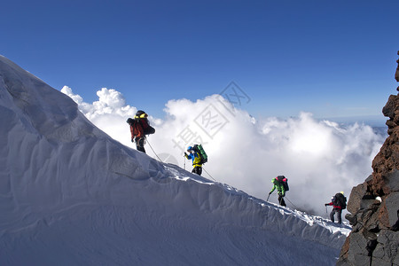 云背景山中的登山者图片