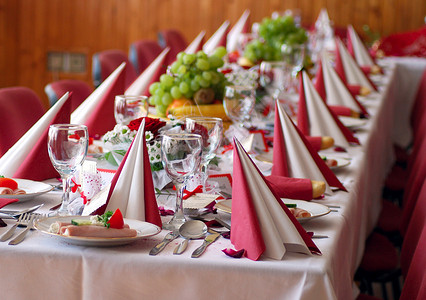 红色桌布盖的婚礼桌图片