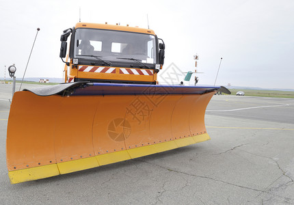 扫雪车在暴风雪停放期间使用的除雪车关于冬季道路安全或机场安全的宣传图片