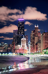 芝加哥市中心城市摩天大楼夜间在市中心湖边图片
