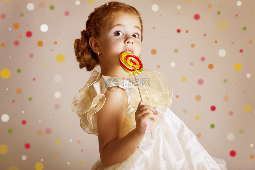 漂亮的小女孩有糖果多色相图片