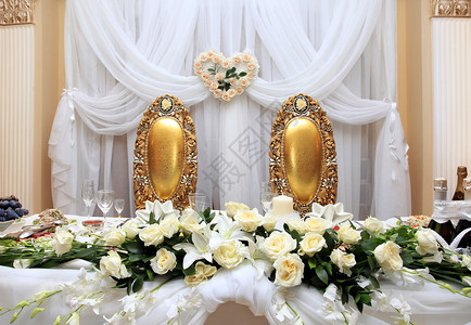 用鲜花装饰的婚宴餐桌图片