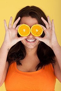 橙子工作室背景的橘子切片被眼睛遮图片