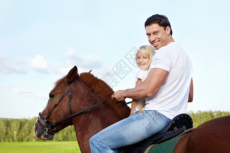 一匹马的父亲和女儿图片